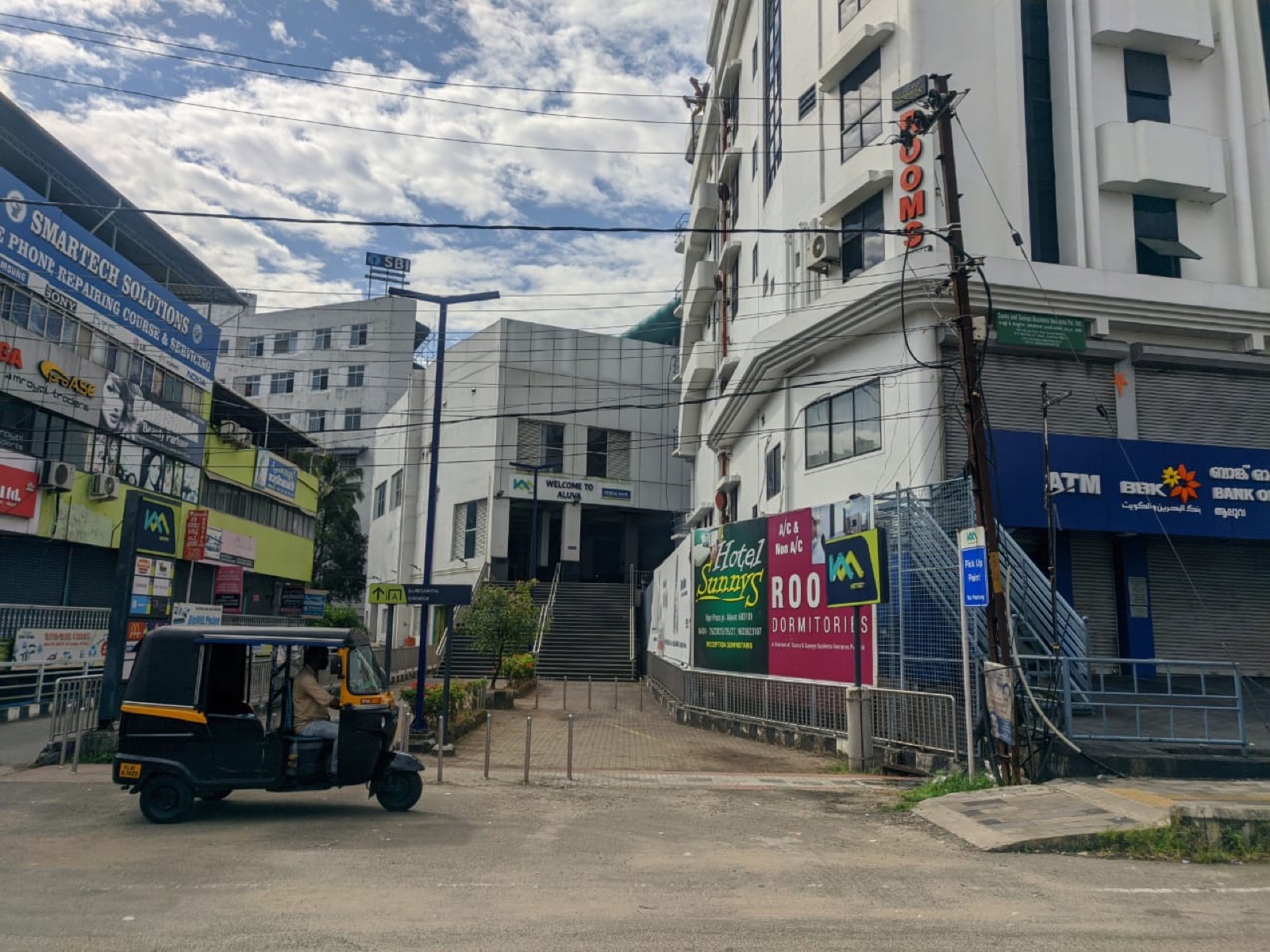Entrance of Hotel Sunnys opposite the Aluva metro station